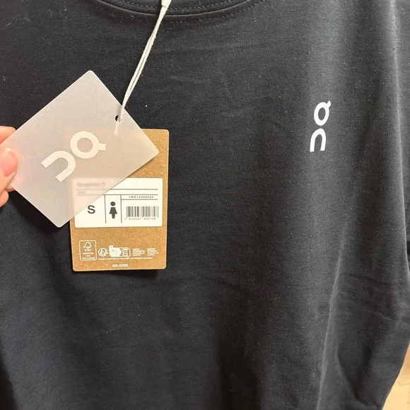 Nwt on clouds running tee - Picture 2 of 5